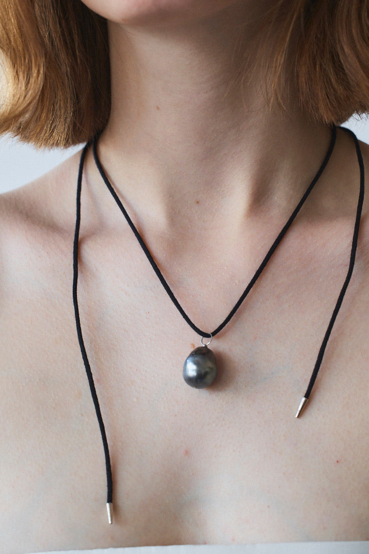 【FRANCESCA】CORD CHOKER & CHAIN NECKLACE WITH BAROQUE PEARL CHARM