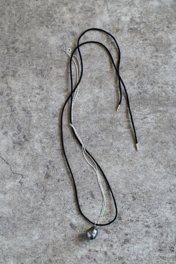 【FRANCESCA】CORD CHOKER & CHAIN NECKLACE WITH BAROQUE PEARL CHARM