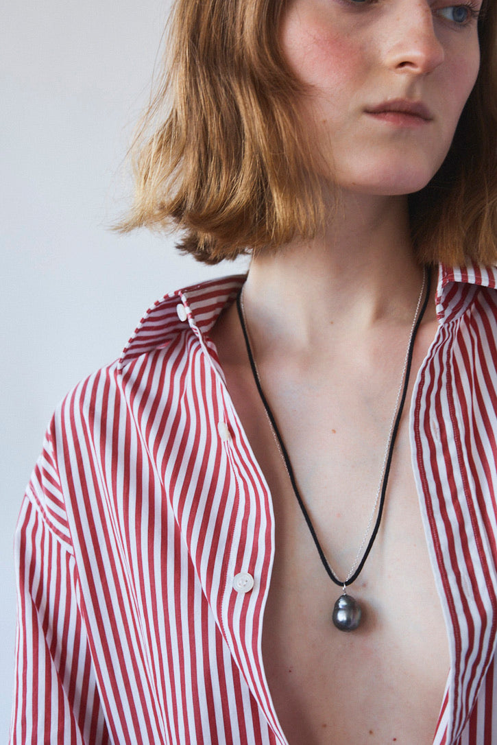 【FRANCESCA】CORD CHOKER & CHAIN NECKLACE WITH BAROQUE PEARL CHARM