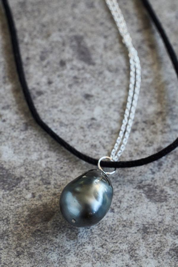 【FRANCESCA】CORD CHOKER & CHAIN NECKLACE WITH BAROQUE PEARL CHARM