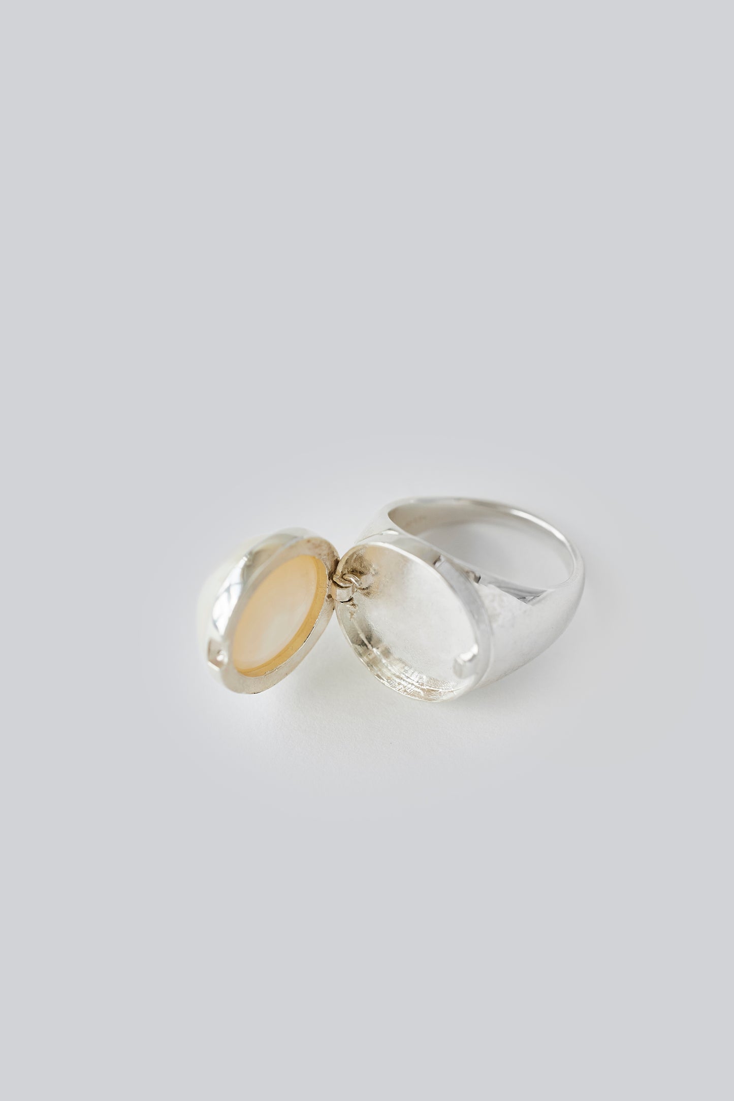 【VICTORIA】MABE LOCKET SIGNET RING